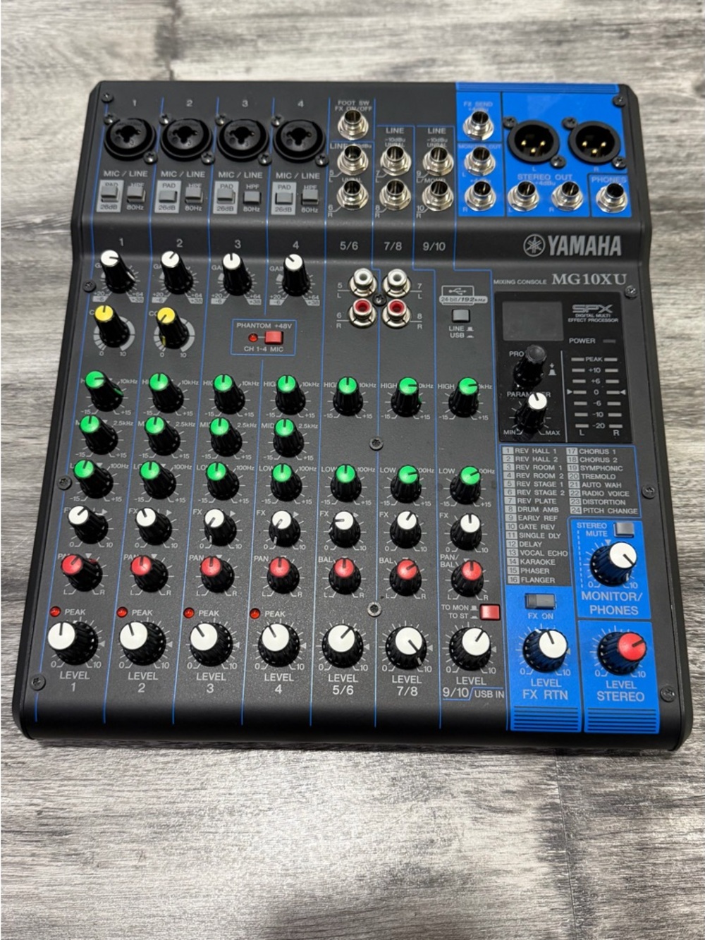 Yamaha MG10XU Mixer in Black & Blue